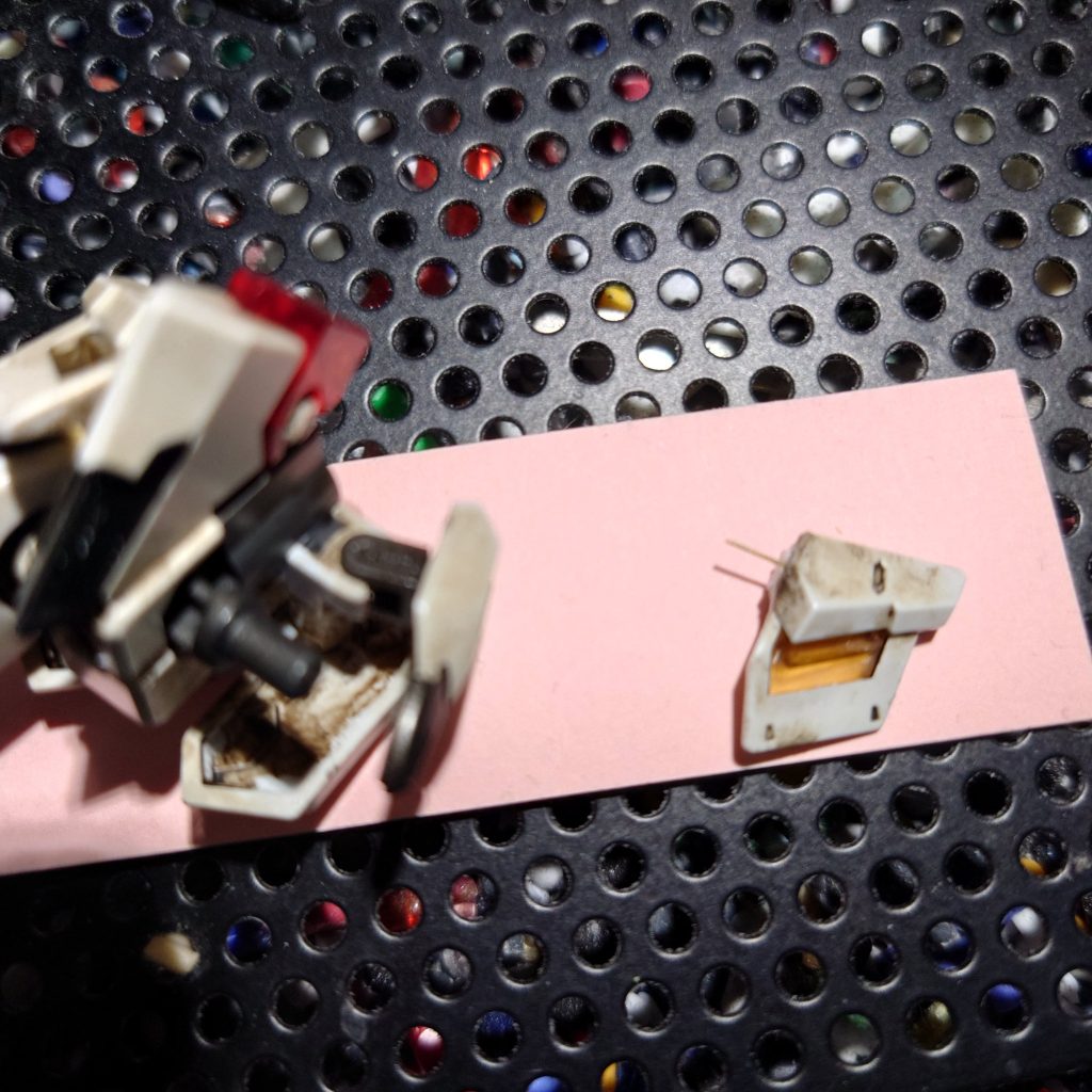 フロントスカート部は、破損していたので、ピンバイスで穴を開けて、真鍮線で固定しました。   「オルガ　次は何をすればいい？？」