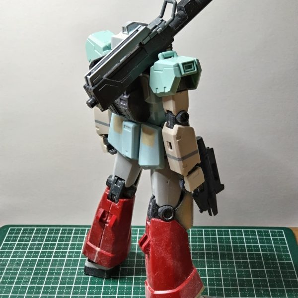この顔はパワードジムではなくて、ジムキャノンでした。前回アップした頭だけの方が改修が進んでいて、アンテナが2本になっています。せっかくプレバンで買えたジムキャノンですが、半分も使っていないですね…。ジム改、ジムカスタムとミキシングしています。明日が雨でなければトップコートを吹くので、来週末にはアップ出来ると思います。（3枚目）
