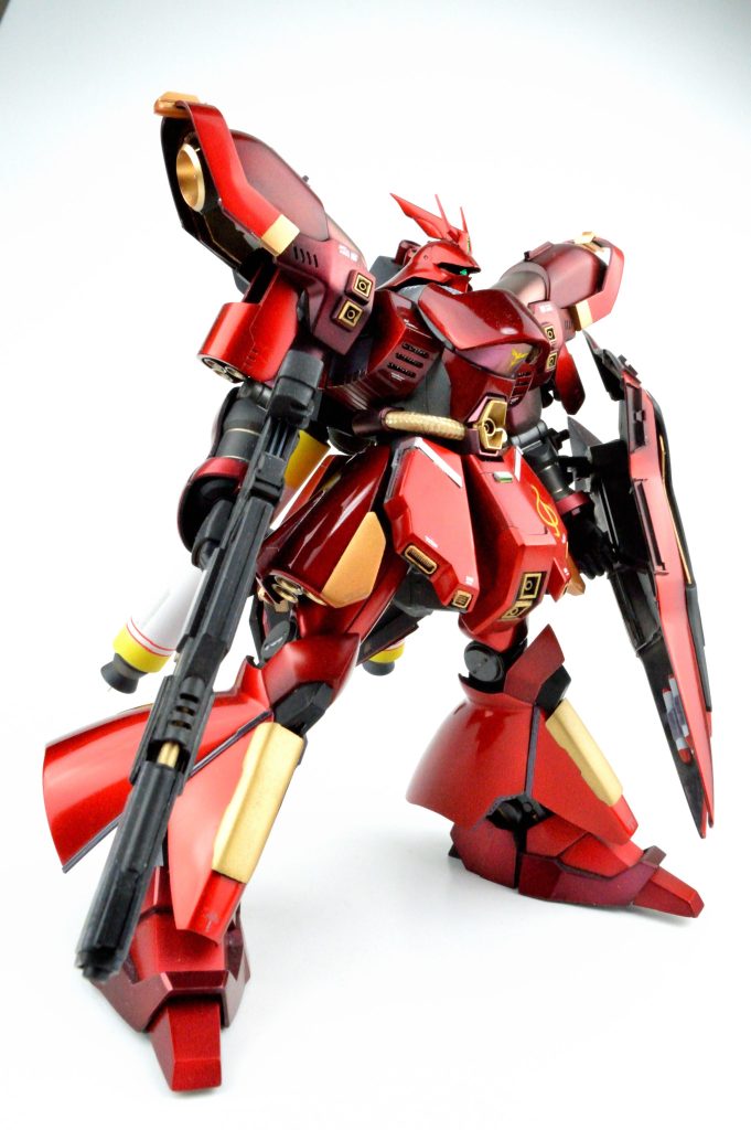 腰と首元のパイピングをメッシュケーブル化肩のボリュームが不足しているように思えたので、もう1キット使いバンパーっぽいフレームを追加し、大型スラスターを追加しました胸部装甲をパテもりもりで大型化しました