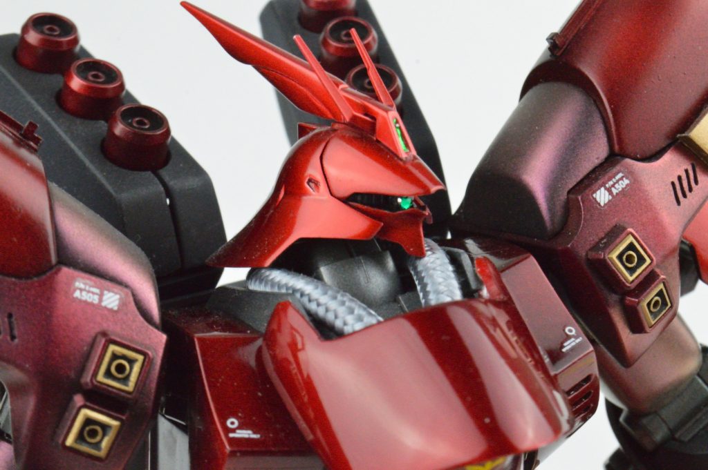 モノアイはクリスタルビーズを使用しました照明の照射でレンズ状に光ります