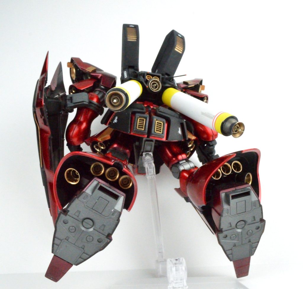 各スラスターはスーパーゴールド2で塗り分け、華やかな印象にしてみましたシールドはバトルアームアームズを流用して、構えの自由度が効くようアーム接続を間に差し込んでみました