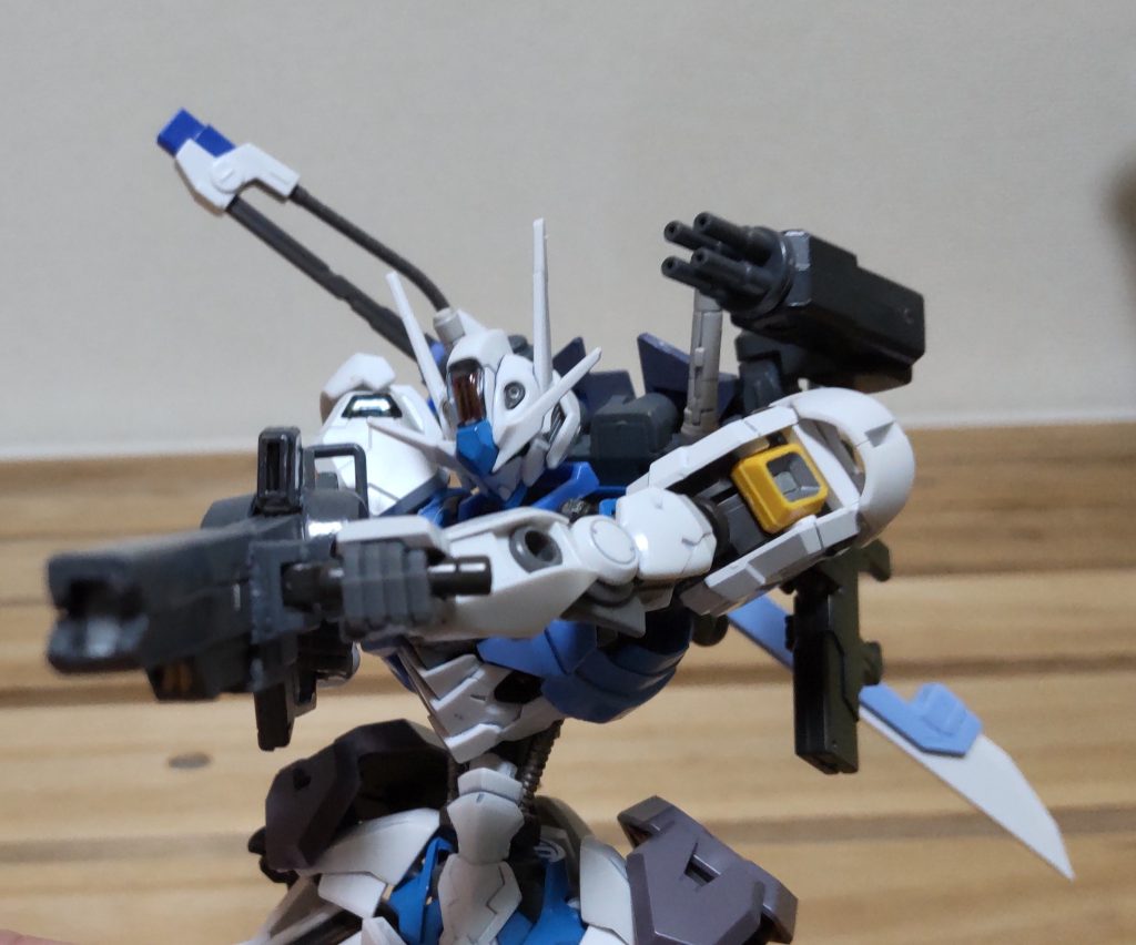 一番手を加えたのが胴体で、エアリアルの中身をくり抜いてガンダムフレームに被せる形で加工しています苦労した分良い感じのシルエットになってくれました