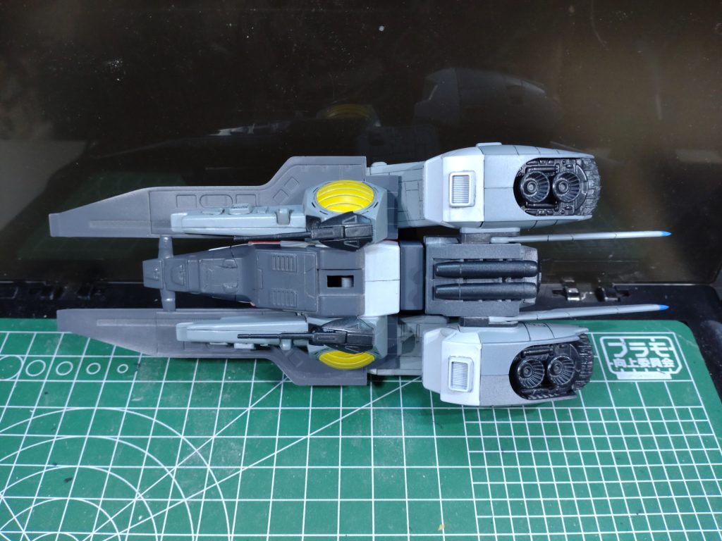 しかし、その分スラスターを追加しているので機動力は高いという設定です。大分ディテールパーツを付けています。