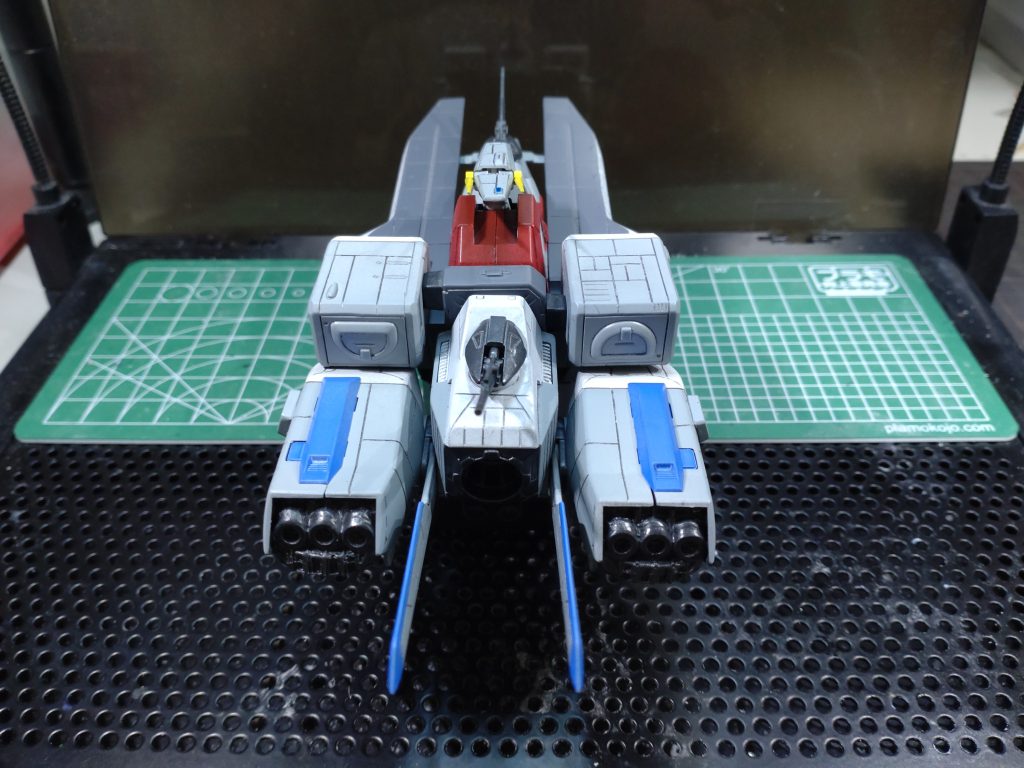 後部エンジンにミノフスキークラフトを付けていません。技術革新で要らなくなった体です。