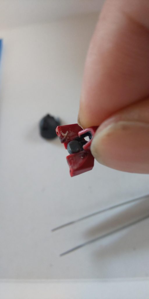  中に嵌めたボールジョイントは色々試した結果「オプションパーツセットのビルドハンズ丸型」の手首のジョイントパーツを使用。エポパテとか何も使わずにそのままはまったので、上1/3程のカットして使ってます。若干緩いかもなので、マスキングテープで調整してもいいかもしれないです👍️