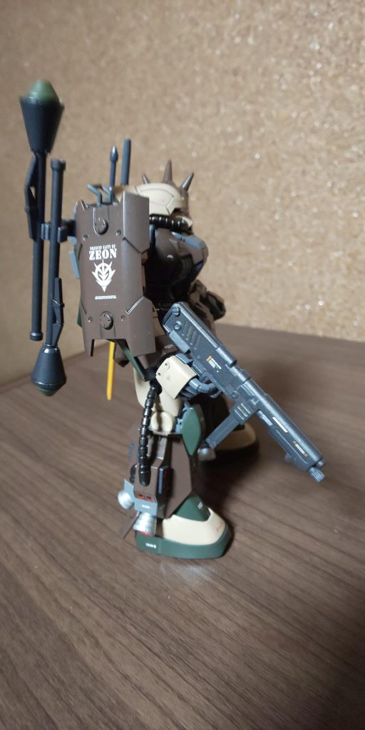 右側。左右共に後ろの武器が肩に干渉しないよう、ジョイントパーツを使って後ろにしてあります。