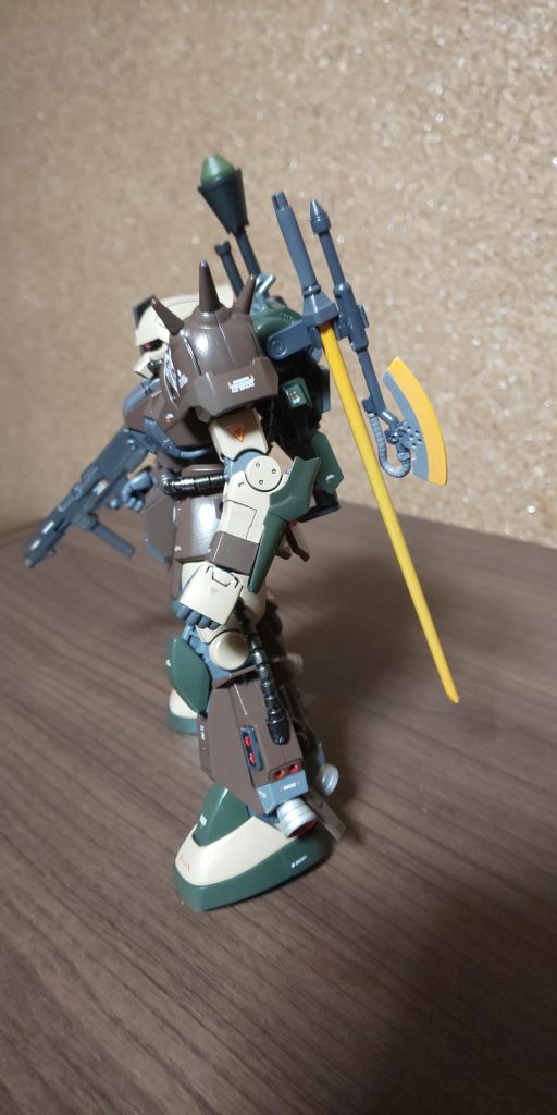 左側。「ヒートサーベルは使い捨て」という事なので、ヒートホークも装備してみました🙂