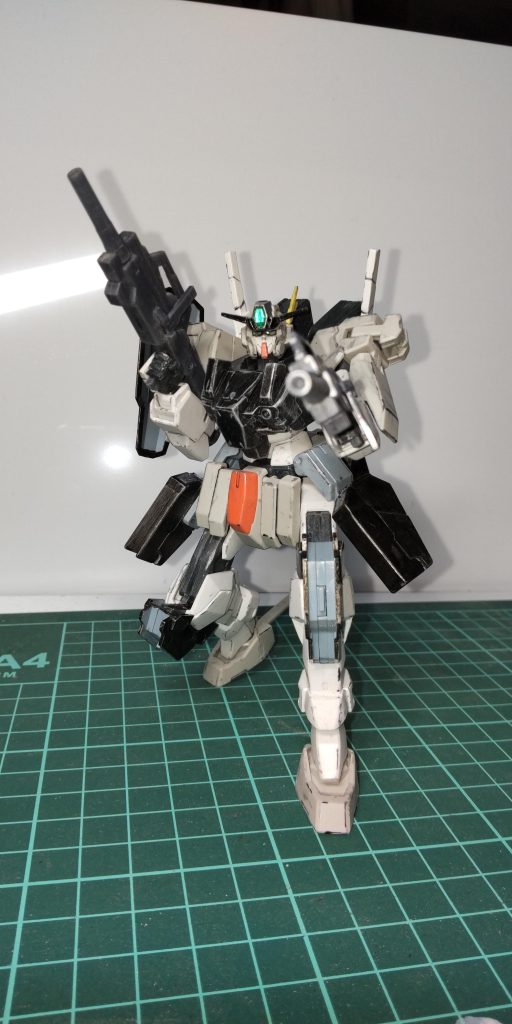 FNのサブマシンガンタイプの銃を2丁持ちで。両スネにマウントはキビしくないか⋯