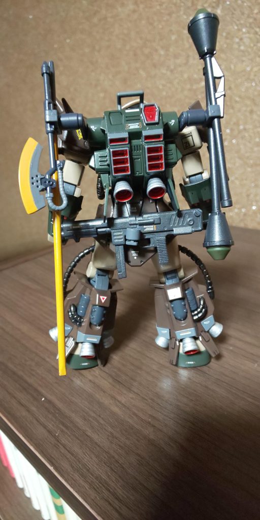 バックパックの塗り分けはやはり苦労しました💦大まかなグリーンから先に吹き、スラスターのグレーをエナメルで、と場当たり的に塗ったら拭き取りが上手く出来ず失敗、中のスラスター(赤)からやり直しました。やはり付属のシールでマスキングして細かい所からやる方がいいですね(^-^ゞ赤はエナメルでなかなか色が乗らなかったのですが、完成したらわりと上手く出来たみたいでよかったです。