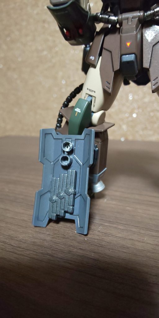 右シールドの裏にマガジンを接着しました。上の穴の破損はピンバイスで穴を空けた(3mm穴を3.5mmに)際に失敗💦何とかはまりますがいつまでもつか…。