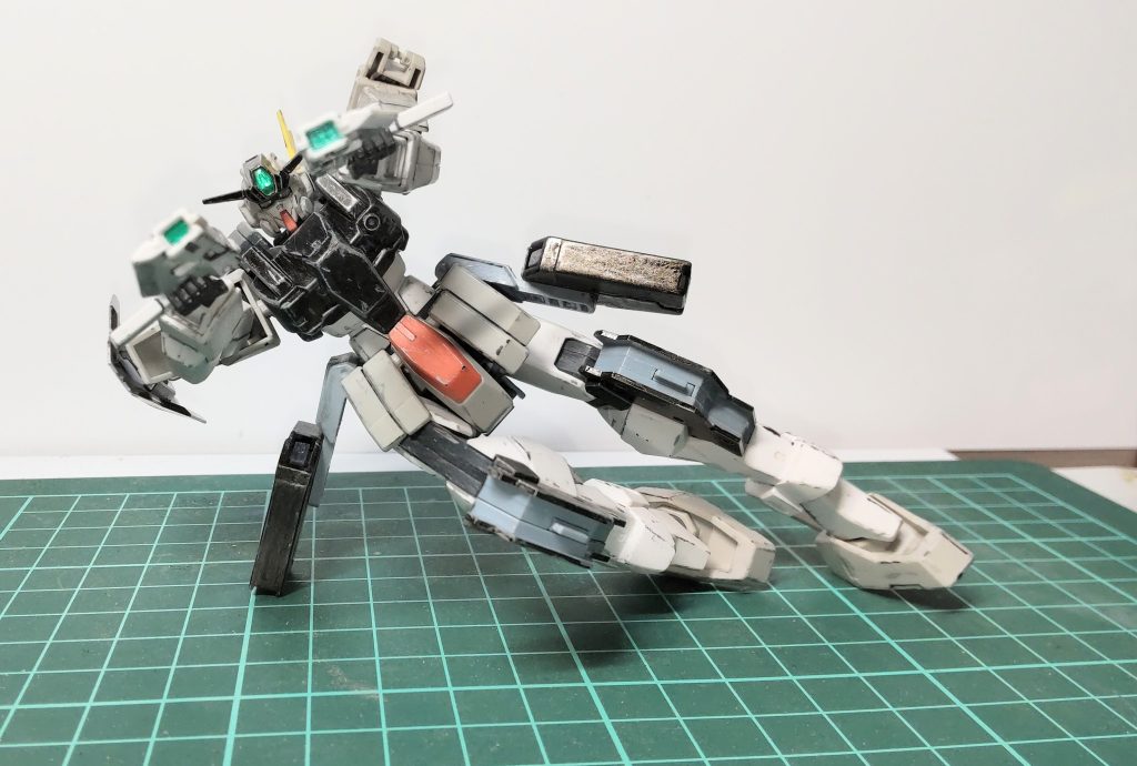 ロングマガジンっぽいハンドガン。映画でよくあるスローになるやつスタンドが欲しいですね⋯