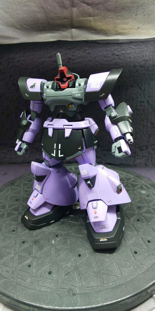  まずはモノアイカバーをくりぬきボールジョイントを入れ、Hアイズを接着。モノアイサイズは少し小さめにしました。あとモノアイカバーの下部を少し削ってシャープ化、中も下を黒く塗り、十文字が目立つようにしてみました🙂 腕の装甲は色を変え、イフリートシュナイドのヒートダガーの柄をバルカンに見立てて穴を空け、裏からエポパテで固定してます。 そして腰アーマー。ルナマリア並みのミニスカートに見え、もう少し延ばしたいと思ったのが地獄の始まりでした💦 4.5ミリほど延ばしたのですが、何せ知識も技術もない状態で始めたのでプラ板を挟んだ後の合わせ目消しや整形が何度やっても上手くいかず、まるっと一週間かかりました😓色んなパテを塗っても凹みがいつまでも埋まらず、やっと「これで完璧😃✌️」と思ってもサフを吹いたら全く出来てなかったりと、一生終わらないんじゃないかと思いながら何とか、表側のヒケや凸凹が目立たなくなればよしとして妥協しました。皆さんはいつもこんな手間暇をかけて製作しているのかと痛感すると同時に、その技術と熱意に感服いたしました。本来これぐらいなら２・３日もあれば出来てしまうのでしょうね😅 