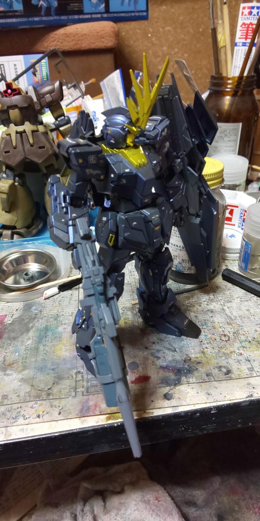  メインの色はグレー連邦系のメタリックを吹いた後、クレオスのサファイアブルーというパール系の色を合わせました。塗装中はキットの角度を変えて光加減を見ながら吹いたものの、少し青が強すぎるかと思いましたが、半光沢のトップコートで上手く収まってくれました。普段はネイビーブルーっぽいですが、光の当たり加減で青く光ってくれます。なかなか思ったように上手く撮れなかったですが、なんとなく色の違いが分かるかと(^-^ゞ ちなみに後ろのドムトローペンはウェザリングや最近はモノアイ稼働の練習台になってくれてます😅お陰で上手く出来ました👍️