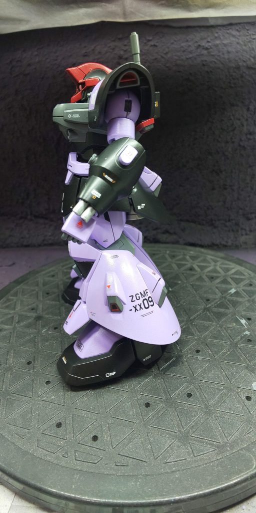  左側。本来は「ZGMF-XX09T」の予定がスペースが足らず、Tが貼れませんでした💦 脚のスラスターの下は設定だと本来赤いのですが、他にもバーニア内部やら何やらと赤がくどいと思い省略、まぁこの辺りの塗り分けも結構時間がかかったのでめんどくさくなったのが理由の半分ですが(-_-;)