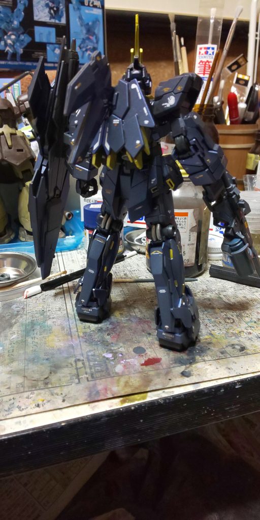  デカールは中華性のRGバンシィ用を使用。主に白と金色の組み合わせですが、これも光加減で金色が見えたり消えたりして面白いです。