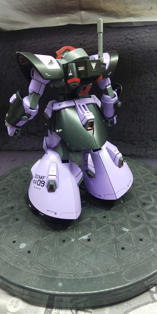  ふくらはぎの合わせ目は段落ちに…したワケではなく、いくら嵌めてもちゃんとはまらないのです(-_-;) 普段はパチ組みオンリーなので全く仮組みせず、パーツを切り出したらすぐ塗装にかかるので、こういう事態になるとよほどの事でもないかぎり「まあいいか、仕方ない」と放置してしまいます😅仮組みしてバラす時に破損、紛失しそうでどうしても省略してしまう😱    