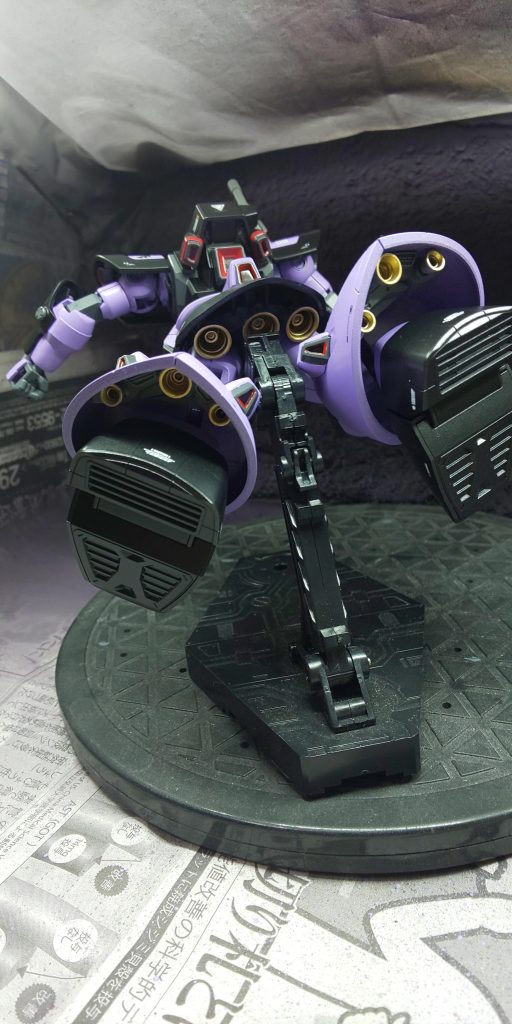  脚のバーニア内部はタミヤのゴールド、ウィザードや脚のスラスター内部は赤に分けました。タミヤのゴールドは発色も良くて個人的には好きな色あいです。以下ポージングです😆