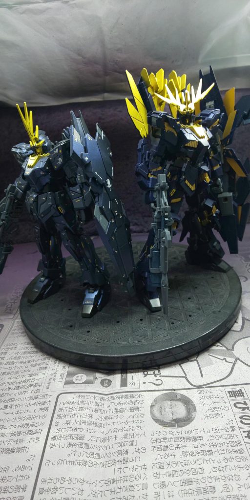  デストロイモードのバンシィと。こっちも同じ色に揃えてデカールも合わせたいと思うものの、何処の部分にどのデカールを、と確認しながら貼る手間を考えると及び腰になってまだ手を付けてません😅 今製作中のキットで初めてプラ板を使って改修してみました。要領も加減も分からないので果たして上手く出来るかどうか…しかし皆さんはこんな手間暇を当たり前にかけて製作しているのかと思うと本当に脱帽です。出来たらまたアップしたいと思います。最後見ていただきありがとうございました。🖐️