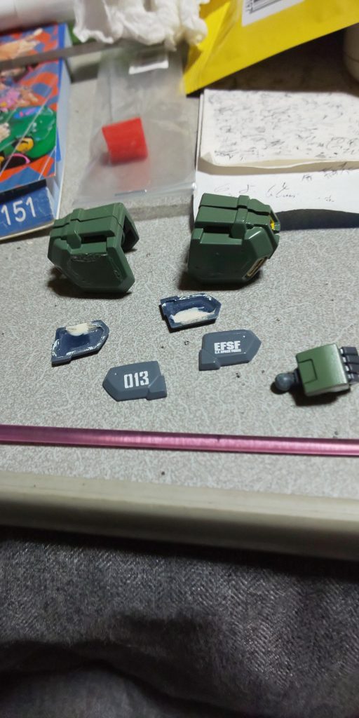  肩のパージした部分はネットで購入したジャンクパーツを切断し、ナイフとヤスリとパテで整形して行き、最後に接着しました。現時点ではこの程度が精一杯です(-_-;)ちなみにこれは撮影のためパーツを取り換えた際、見事に全部取れました😅また接着せねば💦