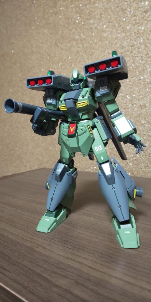  序盤のミサイルポッド付き。なぜかデカールは普段より控えめでした😅