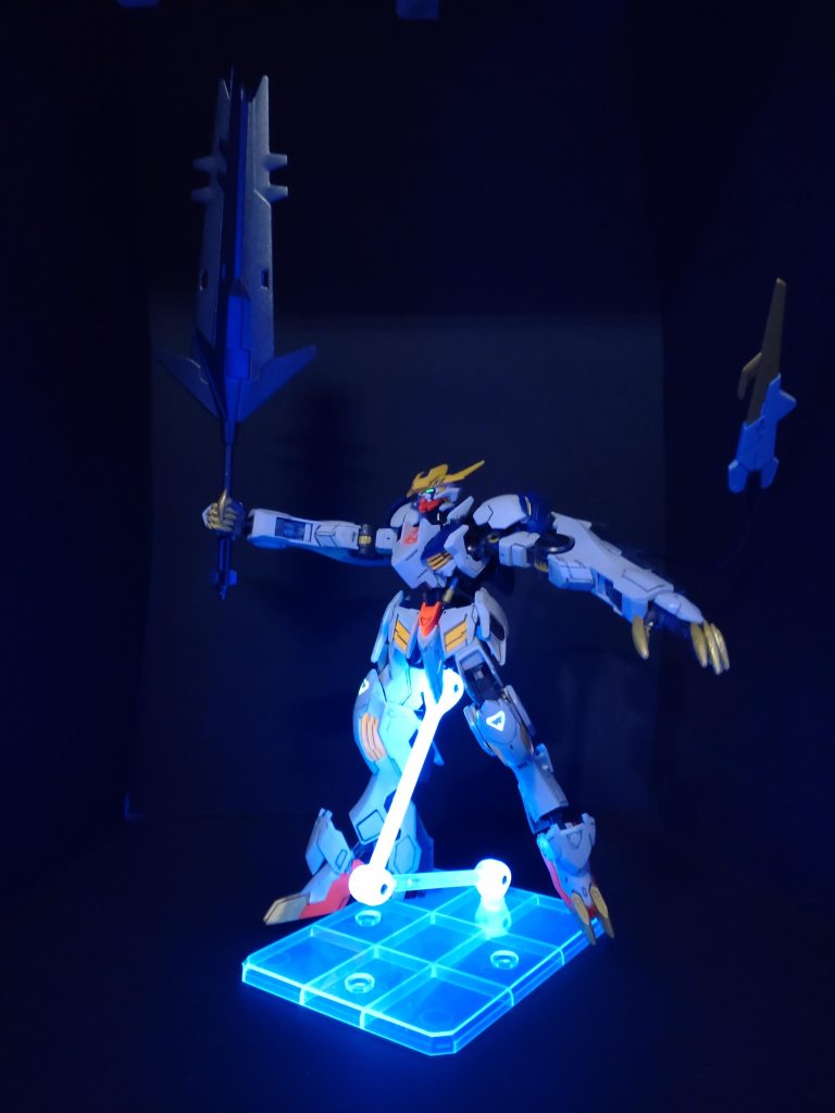 ブラックライト当てたら台座が一番光ってました^^;