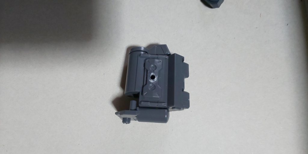  バックパック側の軸を切断し、本体の背中の寸法に合わせて穴を空け直しました。