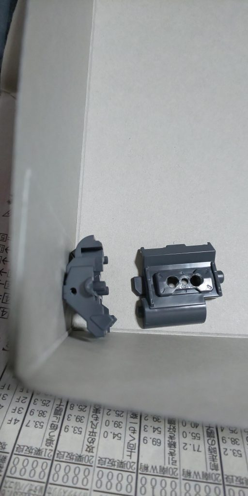  橫にも腰パイプを繋ぐ穴を。はじめはもう少し下の三角部分？に空けるつもりでしたが、バーニアが干渉するのでやむなくこの場所に。