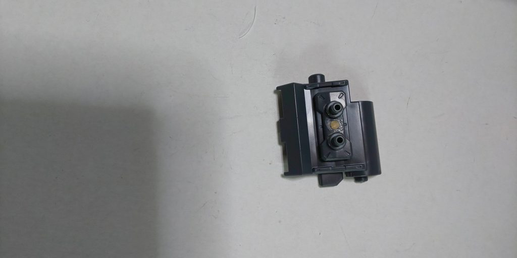  最初の下穴が少し上下でずれたので、３㍉の取り付け穴に対し４㍉穴を空けて修正するつもりでしたが、実はビミョーにズレてます💦穴に３㍉のジョイントパーツを差し込み裏からパテで固定。このパーツを３㍉の棒にすればよかったですね💦