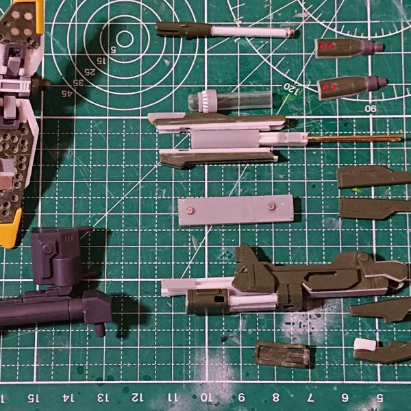 オプションパーツ02、メタルビルドのように伸縮させるべくアグニを真ん中と外装で切り離し3ヶ月放置し悩んだ結果、スコープから後ろを残して細切れにし、タミヤ3ミリのコの字プラ棒2本を背中合わせにして芯とし、1m真鍮線で補強、長方形プラパイプ3✕6(4×8？)を被せてスライドさせる機構を作成プラパイプ、プラ棒、100均ブロックを駆使してアウトラインを再生シールドも切り離してオプションパーツのジョイントに変更して稼働化色を塗れば何とかなるのではないかと（1枚目）