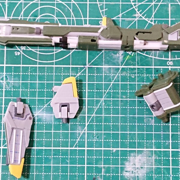 オプションパーツ02、メタルビルドのように伸縮させるべくアグニを真ん中と外装で切り離し3ヶ月放置し悩んだ結果、スコープから後ろを残して細切れにし、タミヤ3ミリのコの字プラ棒2本を背中合わせにして芯とし、1m真鍮線で補強、長方形プラパイプ3✕6(4×8？)を被せてスライドさせる機構を作成プラパイプ、プラ棒、100均ブロックを駆使してアウトラインを再生シールドも切り離してオプションパーツのジョイントに変更して稼働化色を塗れば何とかなるのではないかと（2枚目）