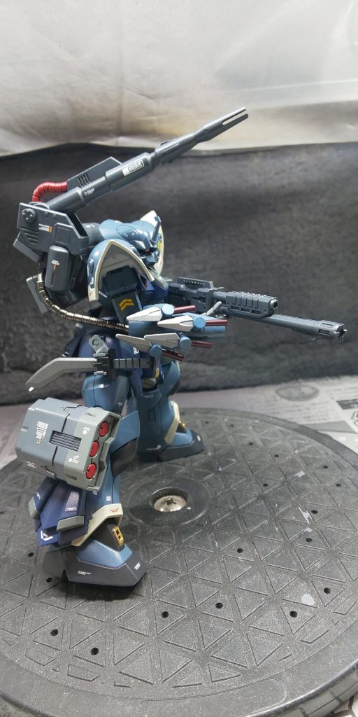  最初のバックパックはイフリート改の物を取り付けていたので、腰パイプはキットに合わせて作ったのですが、コレに変えたらかなりギリギリです(-_-;) 右腰にイェーガーのナイフを装備👍️