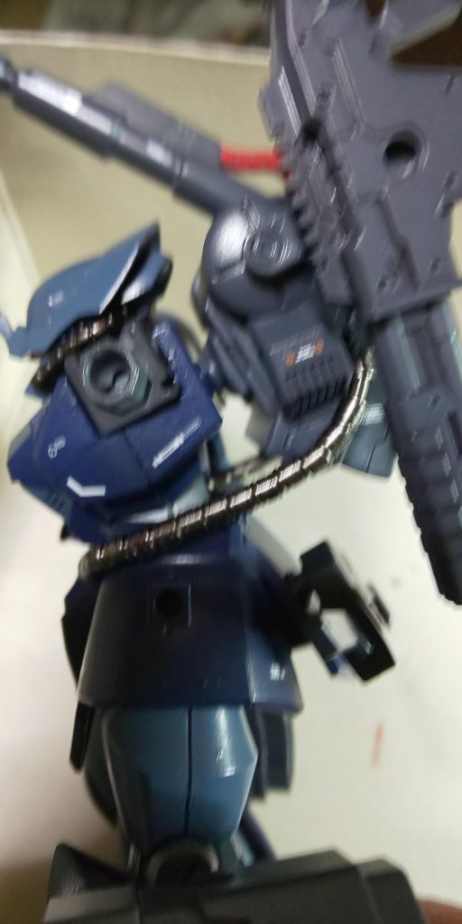  ピンぼけですが(-_-;)背中とバックパックの間が結構空いてしまいました💦詰めるとパイプはもう少し余裕が出来るけど頭に干渉しそう、というかバックパックの凸側をパテで固定したので今さら直す気にもなれず😅 トップコートはガイアのクリアーとフラットベースを混ぜて半艶にし、エアブラシで吹きましたが、今日のような天気でもわりとちゃんと吹けました。