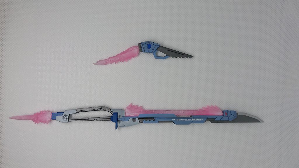 伸ばした状態一応、先端の実体剣部分も受けを切り欠いて少しだけ伸びます全体では2センチ伸びてないかも通常状態でもキット付属のビーム刃付けられます