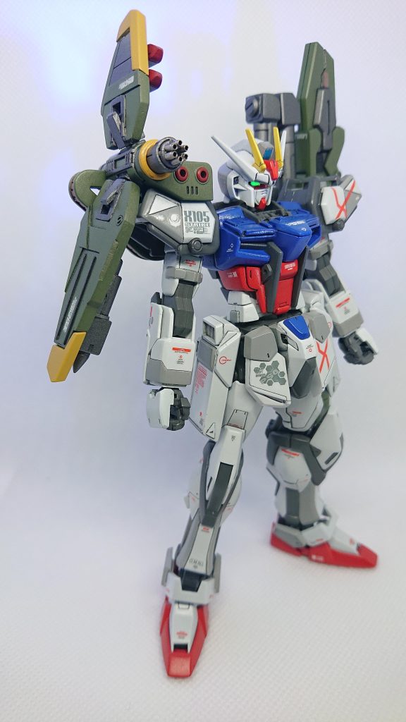 シールドは上下共にプラ板を貼って黄色パーツの厚さまで分厚くし、長さも延長パワードアームズのジョイントを削って薄くして仕込み可動&着脱可能に、ガトリングにはメタルパーツをデコレート円筒形の基部はシールド切り離しの際に使えなくなったため、プラパイプやジョイントを接着剤で固めそれっぽく形を再生、着脱機能と微妙なスイング機能は活かしてあります