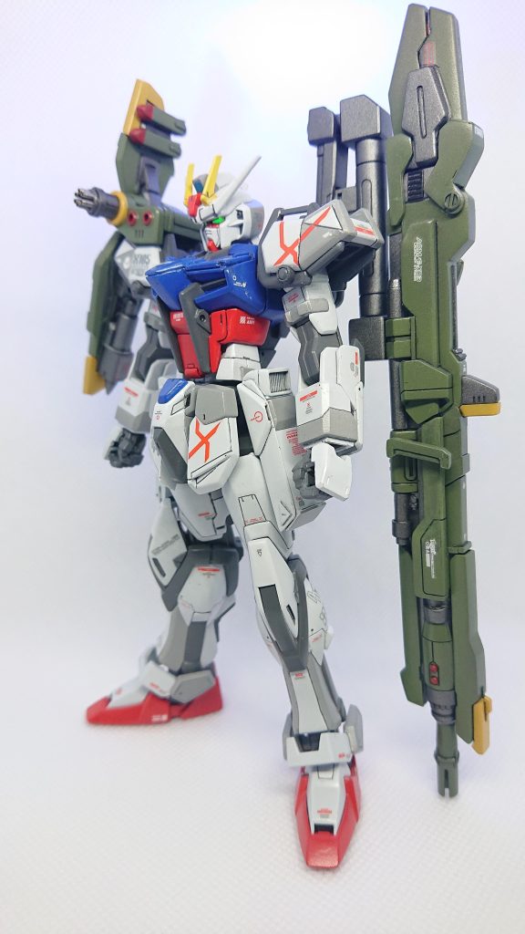 自立できてませんアグニで立っています伸縮させるにあたり、至るところにマグネットを仕込んで伸びた状態を保持させており、プラ板やプラパイプで内部にフレームようのものを作ったため、超重量になりました制作記事に書いていますが、タミヤ3ミリコの字プラ棒を各所に使っていますこのプラ棒がなければ完成しませんでした、強度がありサイズも絶妙、1ミリプラ棒と組み合わせると色々使えますフレームとして、2本を背中合わせに接着、1ミリプラ棒でコの字部分を塞ぐと1ミリの角穴ができるので、適当な長さで2分割し、真鍮線2本を通して、スライド機構にしました