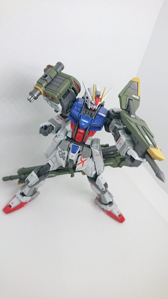 リーマン機ポーズメタルビルドではサーベルが付いていますがエネルギー使わないように炸薬式のパイルバンカーをセット(リーマン機は機械式で電気を使うらしい)と思ったら、通常形態だと真横くらいにしか打てないことに気付き、こっちも再現杭は100均のお弁当用プラ楊枝を3ミリプラパイプに差し込んだだけ