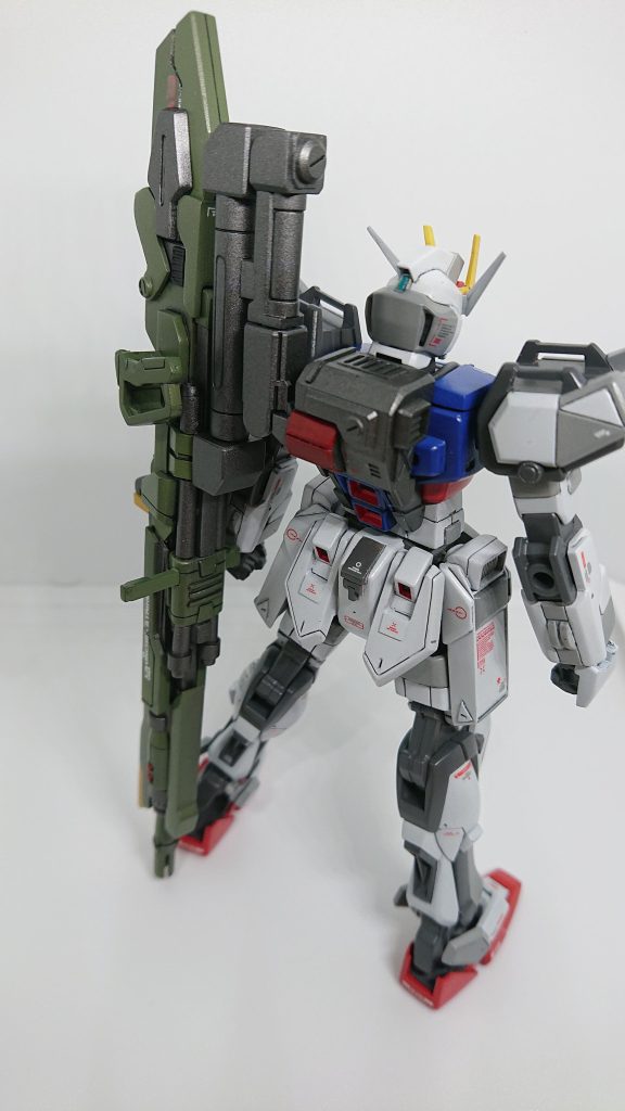 バックパックはプラ板とデティールアップパーツで少しデコレートアグニ先端は透明プラパイプ3ミリに蛍光レッドで塗った2ミリプラ棒を差し込み、透明5ミリパイプに入れて発光とギミックを再現(写真では発光が上手くとれない)それを6ミリ肉薄プラパイプに差し込み、本体側と接続外装はキットを細切れにしたものを削り込んだり幅増してフレームに接着