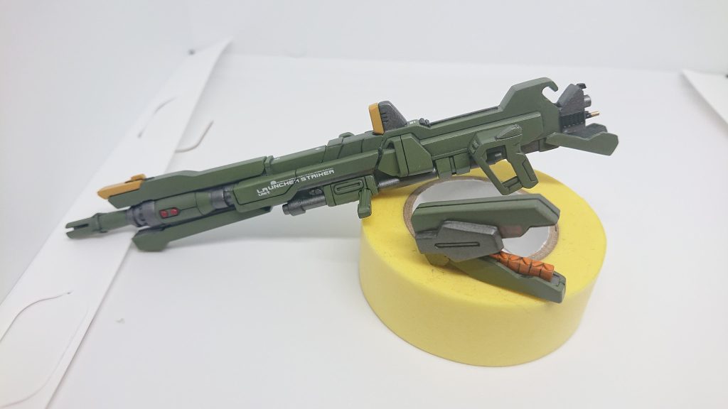 バッテリーの付けはずしは100均ブロックを移植本体のカバーの軸は上2ミリプラ棒、カバーを本体から切り取ると不思議と2ミリの受けが現れたため下は1ミリ真鍮線カラーは、ガンメタサーフェイサーの後、ランチャーグリーンと間違えてATグリーンを吹いてしまい、その後ランチャーを薄がけしました色が禿げまくったので、リタッチしましたが、もうどっちの色でも合いません