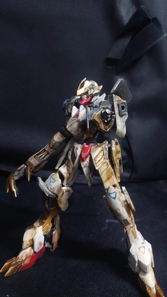 左肩に真鍮や針金でそれっぽく