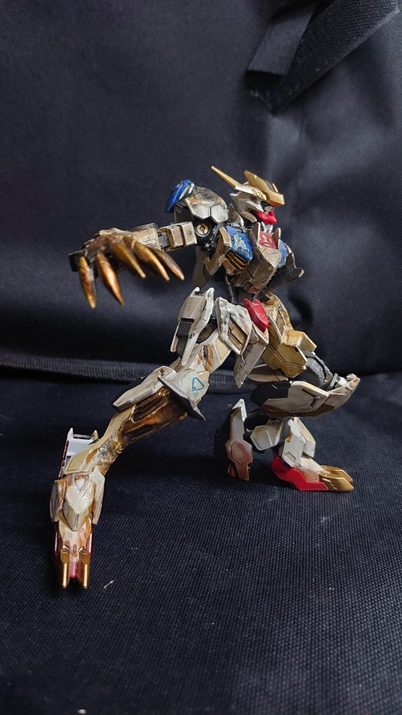 各所の刺さってるブレードはプラ版で、でっち上げ