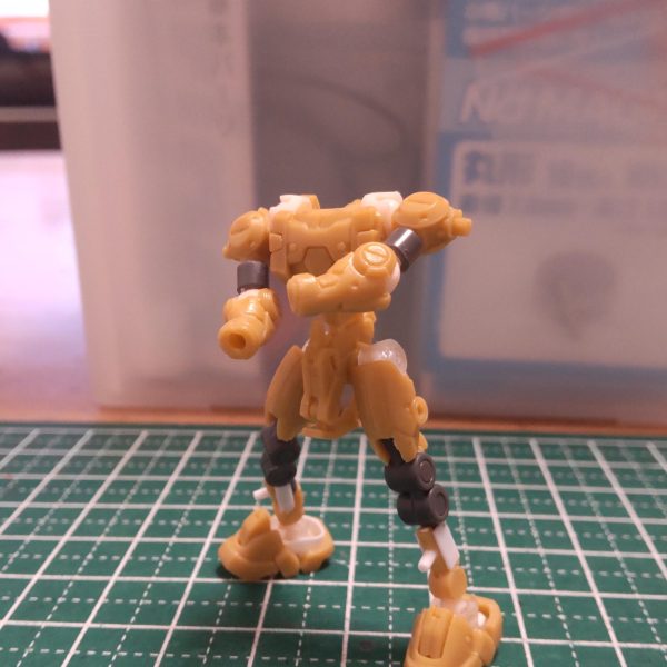 各関節を可動式にしてみました。悩んだのは肩関節。いかり肩にしつつ腕の付け根を動かすなんて、アーティファクトサイズじゃ無理😖結論、胴体との付け根にボールジョイントを仕込んで終了。胴体中央部の横軸も可動化にしました。今ならカトキ立ちも出来る😁まぁ外装付けたら動けないけど...脚に関節入れたら伸び過ぎたので逆に短くしました。内部フレームがあると誤魔化しが利くので案外楽に作れますよ。さて、ここから引き算の開始です。みなさんは、モリモリして迫力のある作品を作られていますが、私は逆向します。（2枚目）
