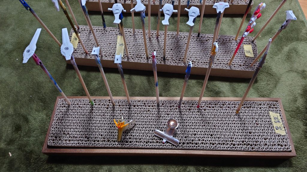 リアクターの隣に付いている翼には、エクリプスのMGデカールを貼りました。