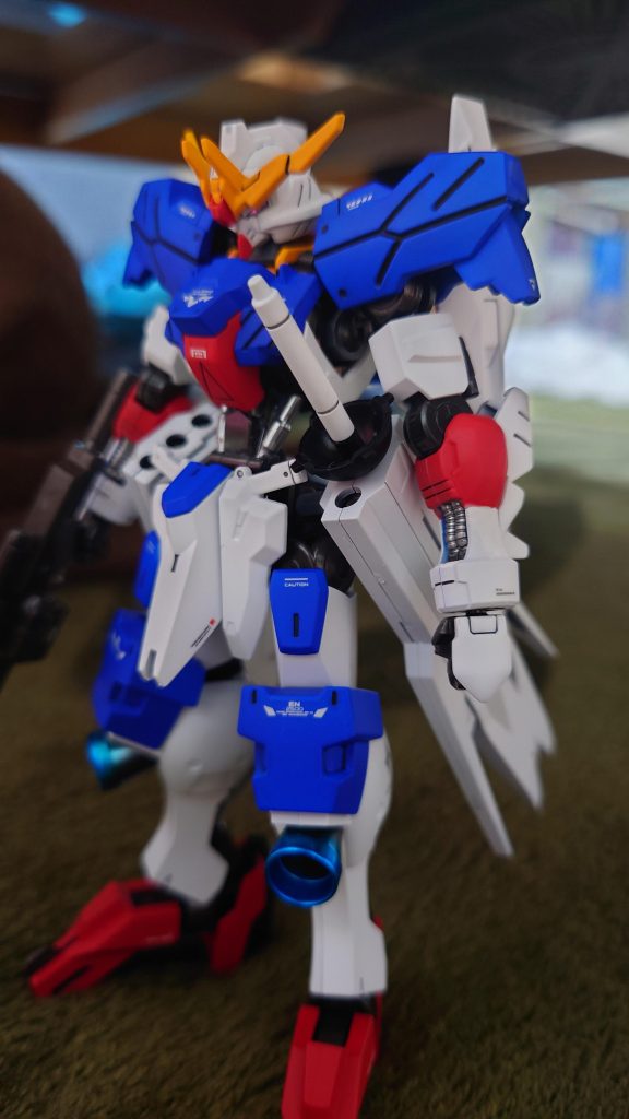 バーニアの部分をキャンディ塗装で焼け表現をしてみました。バーストサーベルの部分は柄と持ち手で色分けをしました。以外とオシャレに出来た気がします。シリンダーや動力パイプは、ガンダムマーカーのメッキシルバーを塗りました。