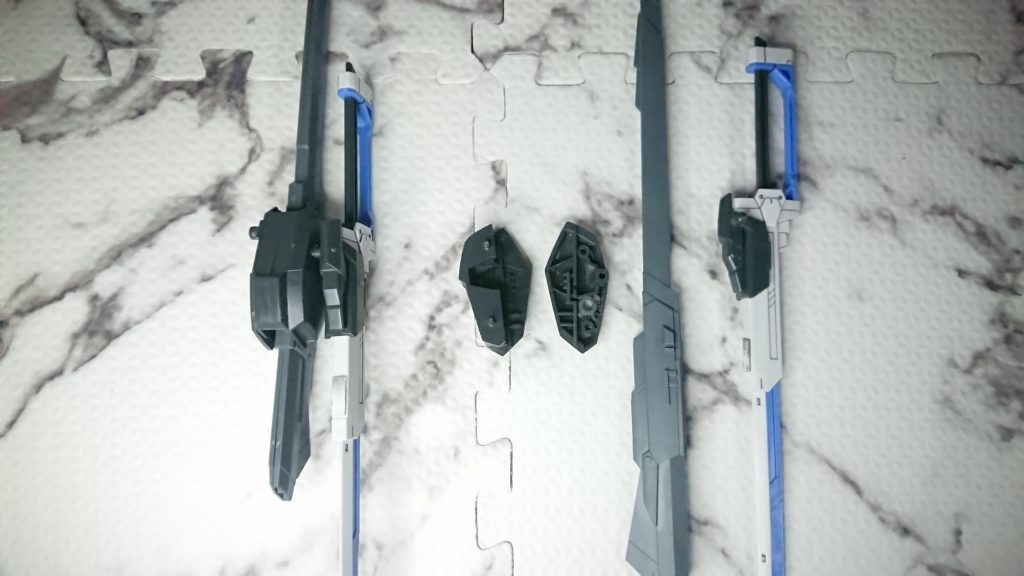 ウルフスベイン長射程ビーム砲塔受けの中にポリキャップ(PC-130-20)を仕込み、内側から穴を開け、穴にエクスカリバーレーザー対艦刀受けを差し込めば両方背負えます