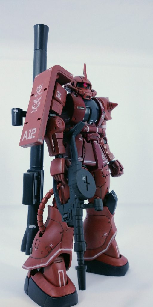 プロポーションがいいとは聞いていましたが、ここまで素晴らしいとは…。競輪選手のような太ましい大腿部がたまりません😆 今回は簡単フィニッシュのつもりで始めましたが、基本工作をしているうちに全塗装したくなり塗装しました。ほぼ説明書どおりではありますが、本体色の2色はそれぞれ4色以上の調色にチャレンジしました。