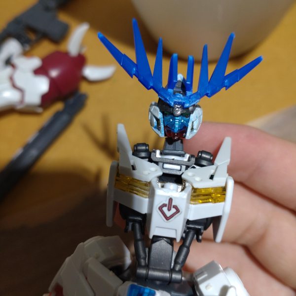 アームは背面にも付けることができる。製作途中です。撮影部屋がなく壁ものが見えてて申し訳ないです🙇🏻‍♀️全体的なアドバイスと頭のアドバイスお願いします🙇🏻‍♀️（2枚目）
