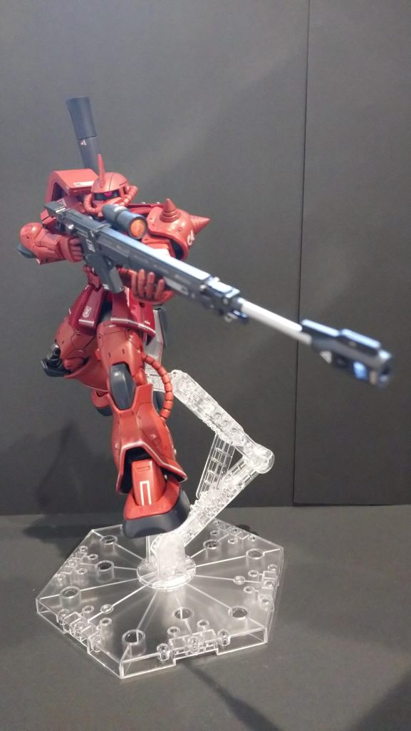 MS用対艦ライフル ASR-78 このキットのイチオシ武装ではないか🤔と思います。 くうっ…かっけえっっ‼️😆✨バズーカと対艦ライフルについては、ディテールアップしました。いつも武装類はちゃちゃっとグレー単色塗って、「ハイ、おしまい~👋」だったのですが、今回、何気なく細かいモールドの意味を考えながら塗り分けしてみると、楽しくて思いがけずハマってしまいました😆。デカールも貼って、一気に兵器感がアップしました(ちょっと貼りすぎ?😅)。