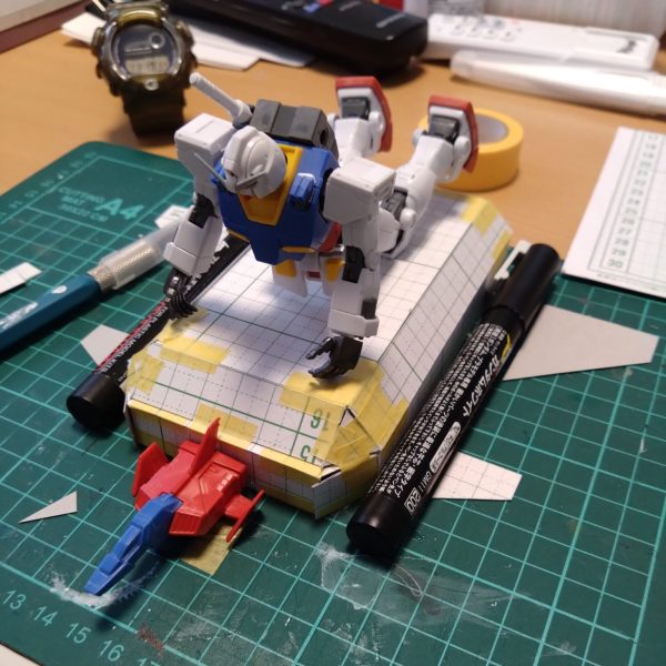 ガンダムが乗れるコアブースターが欲しいと思ったのですが旧キットは小さすぎて乗れないし、そもそも売ってない(⁠ ⁠≧⁠Д⁠≦⁠) ならば作るしかあるまい(⁠＠⁠_⁠＠⁠)という事で工作用紙で作業開始しました(⁠*⁠´⁠ω⁠｀⁠*⁠) ガンダムに合わせてテキトーに作ってみたら……デカッッッ!!!ちょっと切り詰めて大体全長18cmくらいになりました。それでもデカい……。 もういっそオリジナルでいいや!!となってきたのでオッサンの浪漫と言えば前進翼でしょ!!(⁠☆⁠▽⁠☆⁠) なかなかうまくいかないけどスクラッチは楽しいですね(⁠*⁠´⁠ω⁠｀⁠*⁠)何より安い!!100均のおかげで材料費ここまでで約100円!!（1枚目）