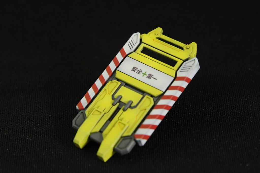 盾の赤白のストライプは白地に赤いシート（ハセガワ 局面追従シート）を細切りし、等間隔で張って再現。「安全第一」はプリンターで印刷したデカールです。