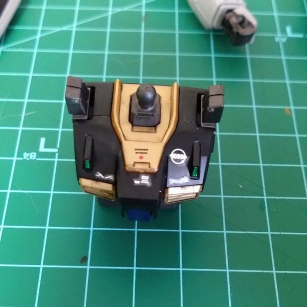 それは…水転写デカール！小さすぎる〜(zaku-kao10)初めてHGを作ったのは5歳のとき…あれから41年…100均で老眼鏡、買おうかな〜